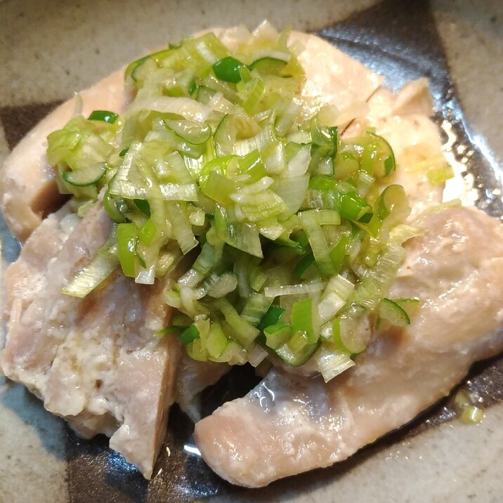 簡単♪鶏肉の塩麹レンジ蒸し☆ねぎソースかけ